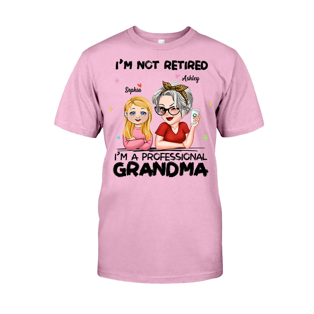 Ich bin nicht im Ruhestand, ich bin professionelle Oma – Personalisiertes Oma-T-Shirt und Hoodie
