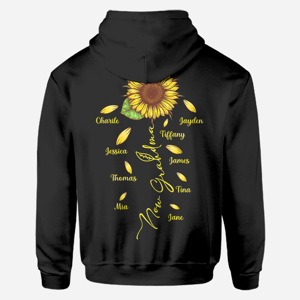 Erst Mutter, jetzt Oma – Personalisiertes Mutter-Shirt mit beliebigem Kindernamen