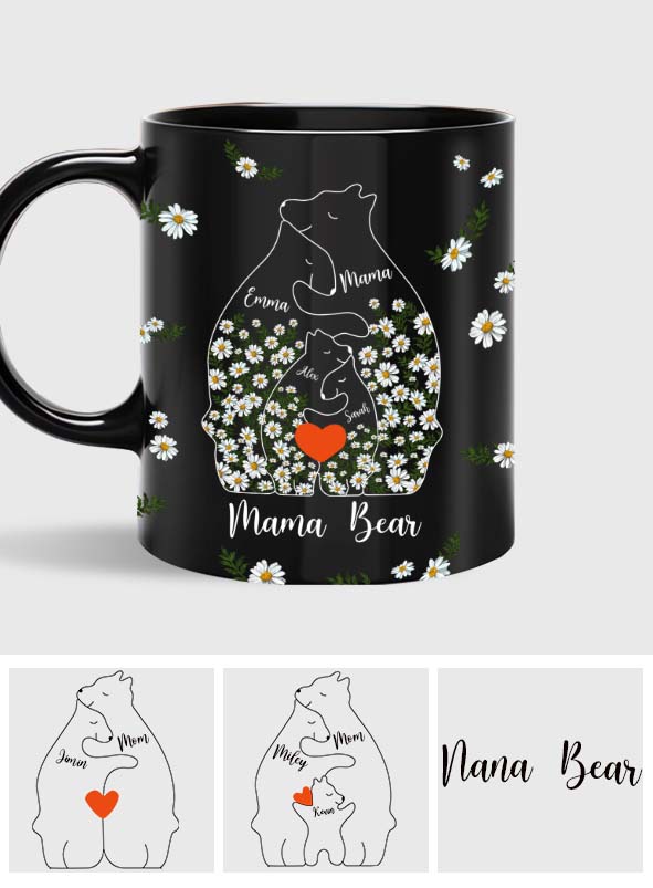 Personalisierte Muttertasse mit Blumenmuster: Mama Bär und ihre Jungen umarmen sich.