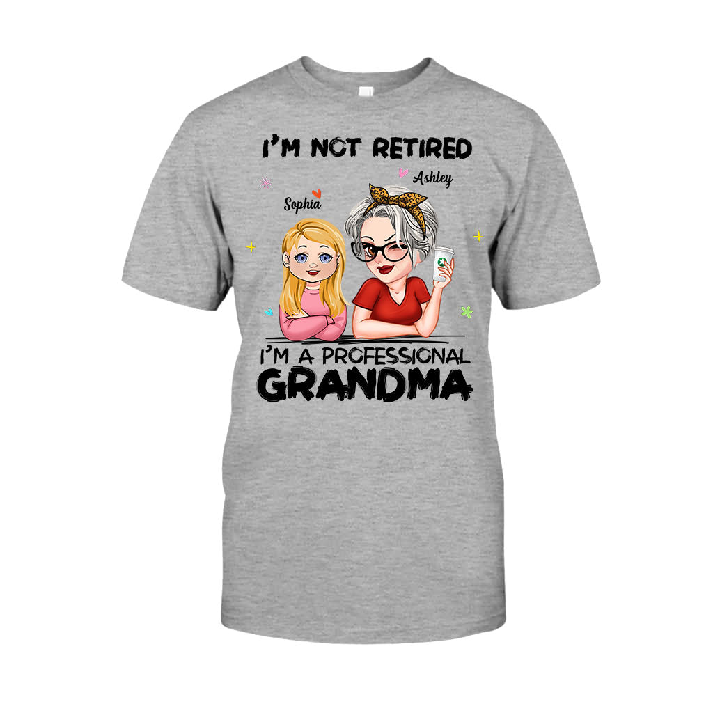 Ich bin nicht im Ruhestand, ich bin professionelle Oma – Personalisiertes Oma-T-Shirt und Hoodie