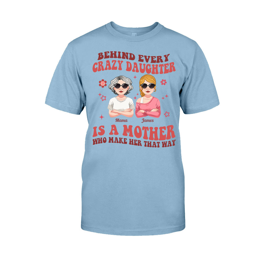 Hinter jeder verrückten Tochter/jedem verrückten Sohn – personalisiertes Mutter-T-Shirt und Hoodie