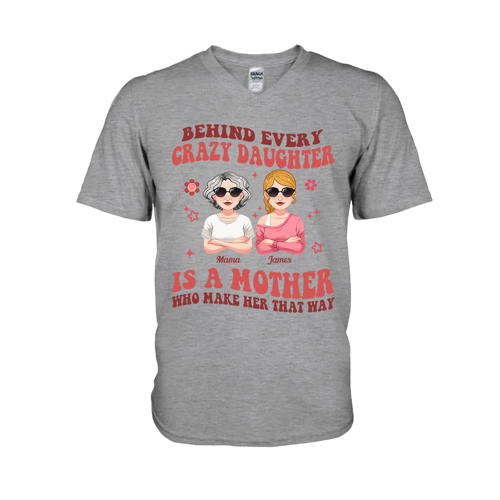 Hinter jeder verrückten Tochter/jedem verrückten Sohn – personalisiertes Mutter-T-Shirt und Hoodie