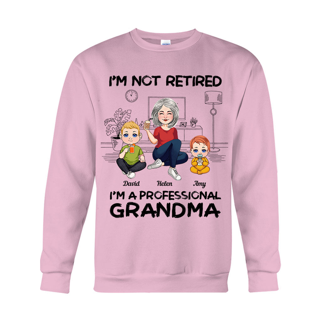 Ich bin nicht im Ruhestand, ich bin professionelle Oma – Personalisiertes Oma-T-Shirt und Hoodie