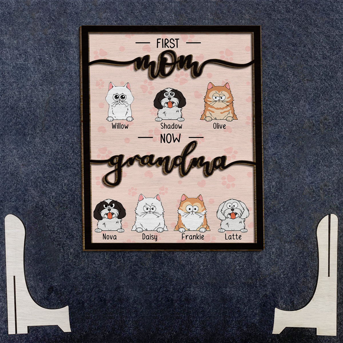 Erst Mama, jetzt Oma, Katzen- und Hundeliebhaberin – Personalisiertes zweilagiges Holzschild/Holzplakette mit Hundemotiv