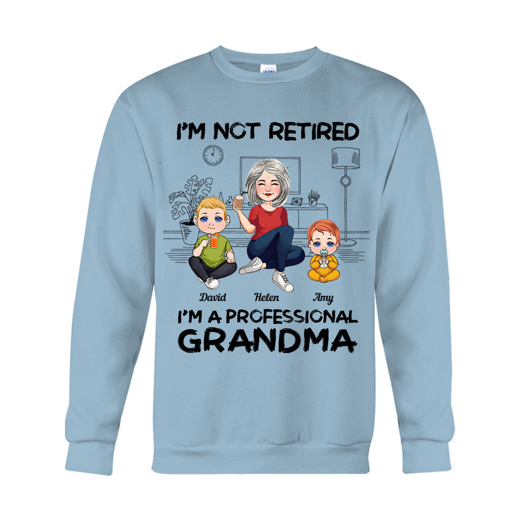 Ich bin nicht im Ruhestand, ich bin professionelle Oma – Personalisiertes Oma-T-Shirt und Hoodie